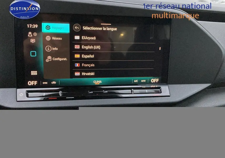 Écran tactile central du tableau de bord du Volkswagen Caddy 2.0 TDI 122 DSG7, affichant le menu de sélection de langue.