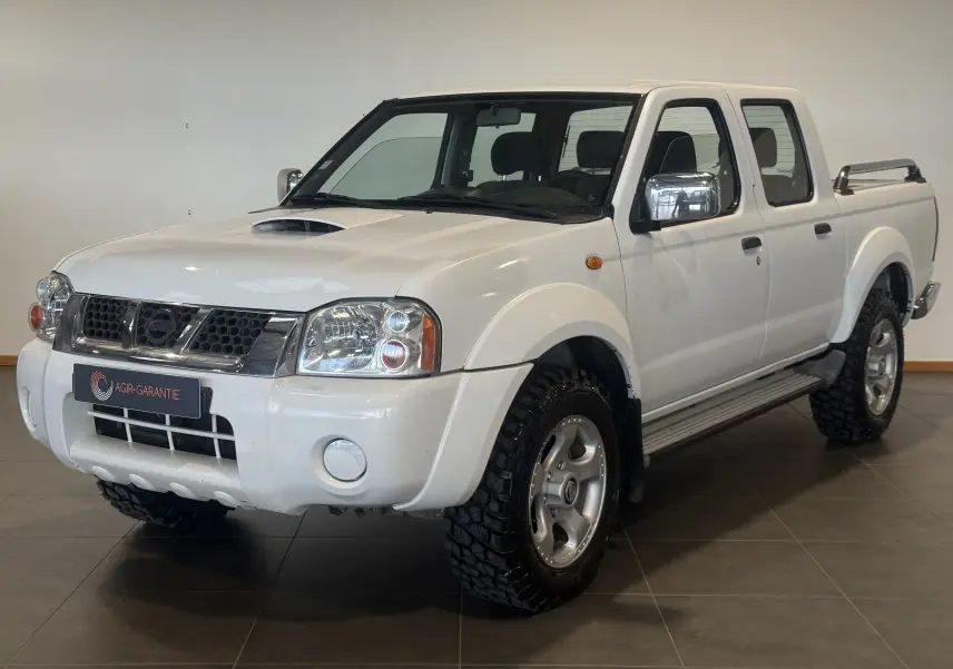 Nissan Navara NP300 blanc en pickup double cabine vu en 3/4 avant droit, avec capot surélevé et pneus tout-terrain.