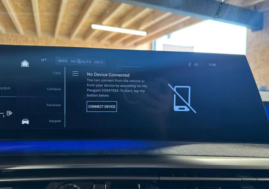 Écran tactile central du tableau de bord du Peugeot 5008 gris 1.2 HYBRID 136 GT, affichant la connexion Bluetooth inactive.