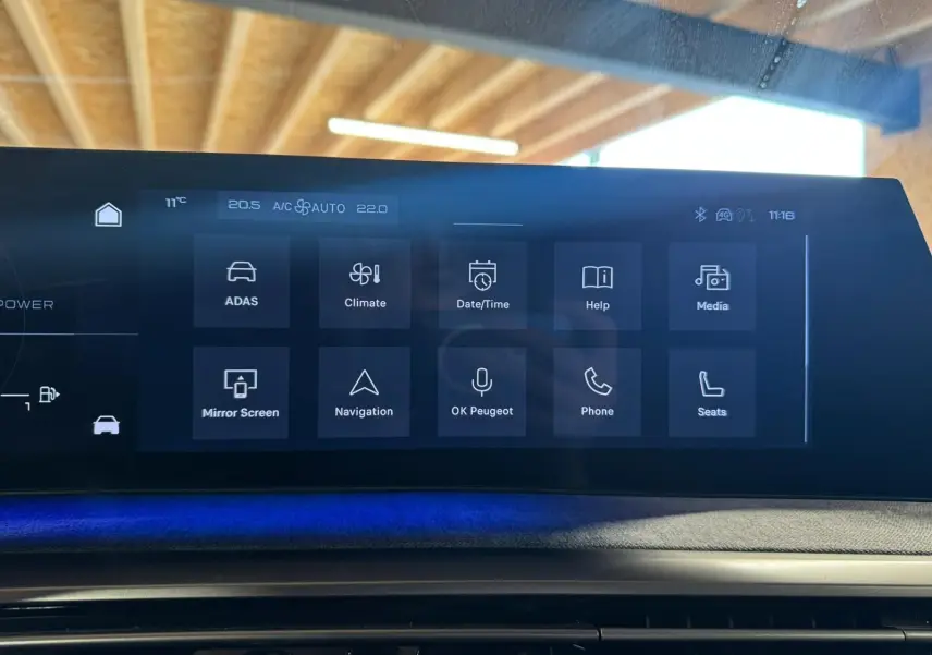 Écran tactile central du Peugeot 5008 gris 2025 affichant les options de navigation, climatisation et médias.