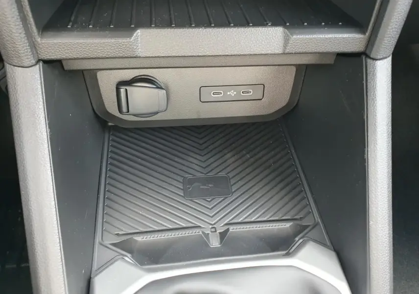 Gros plan sur la console centrale du Dacia Dokker Van 2026, montrant les prises USB type C et un espace de rangement noir.