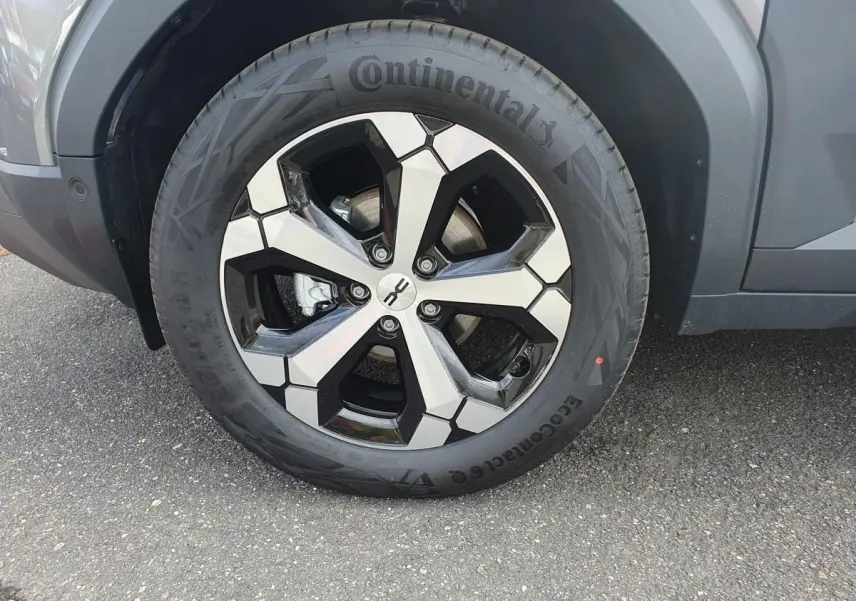 Gros plan sur la jante alliage diamantée 18” Tagasan du côté avant droit du Dacia Dokker Van gris schiste.