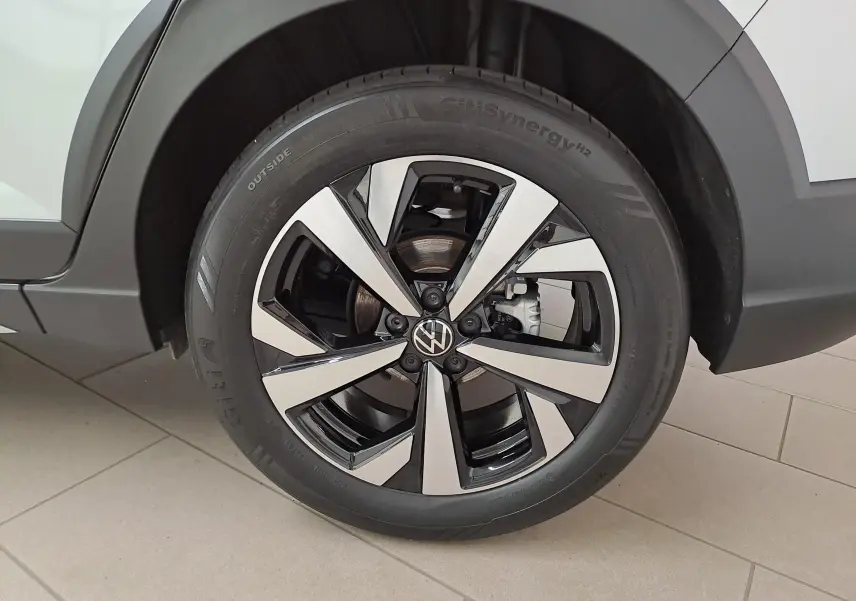 Gros plan sur la jante alliage 17 pouces Aberdeen bicolore du côté gauche d’un Volkswagen Taigo argent métallisé.