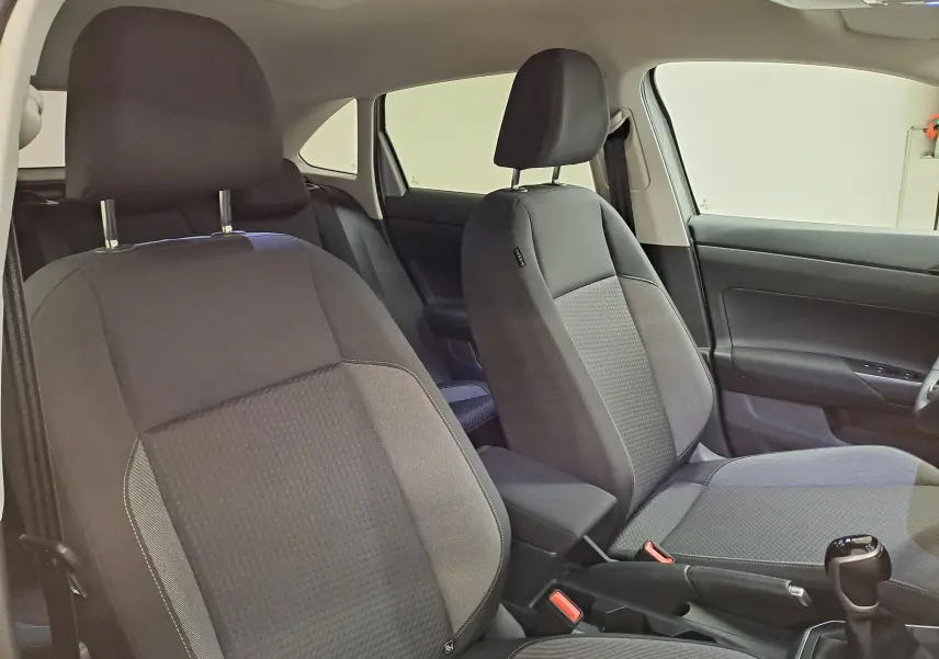 Vue intérieure des sièges avant en tissu gris du Volkswagen Taigo 2025, version 1.0 TSI 116 DSG7 VW EDITION.