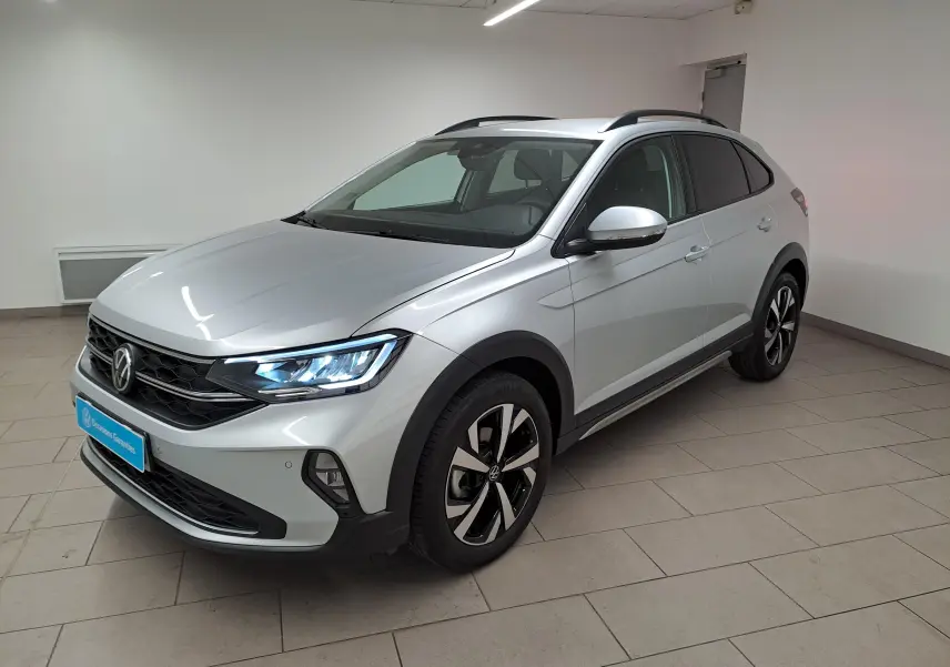 Volkswagen Taigo 1.0 TSI 116 DSG7 en reflet d'argent, vue 3/4 avant droit avec jantes alliage 17 pouces.