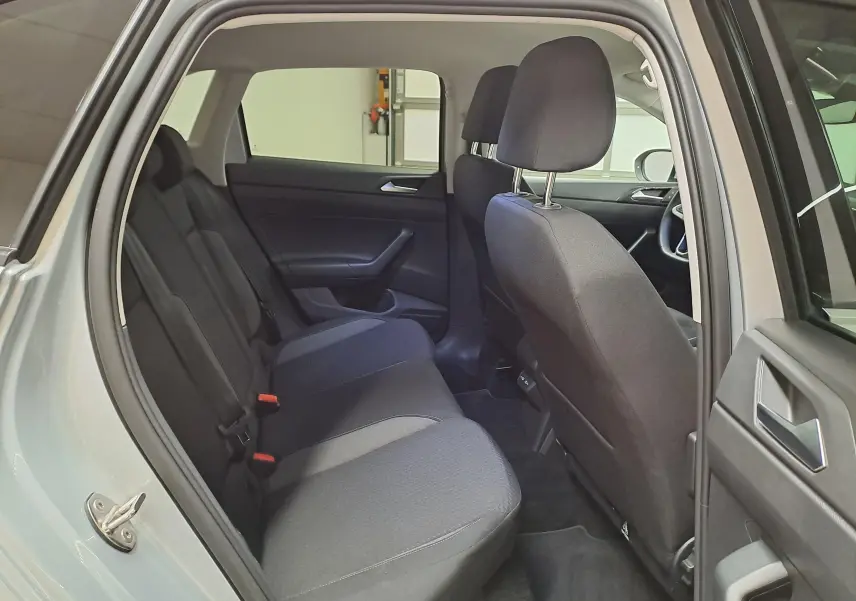Vue intérieure côté gauche montrant la banquette arrière noire du Volkswagen Taigo 2025 en Reflet d'Argent.