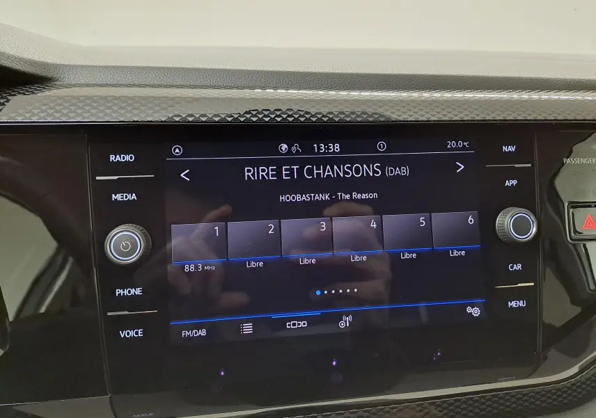 Écran tactile central du Volkswagen Taigo 2025 affichant la radio DAB sur la station "Rire et Chansons" avec commandes autour.