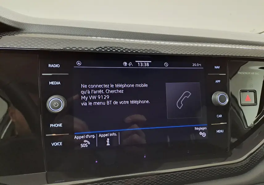Écran tactile central du Volkswagen Taigo 2025 affichant les options téléphone et réglages, entouré de boutons fonctionnels.