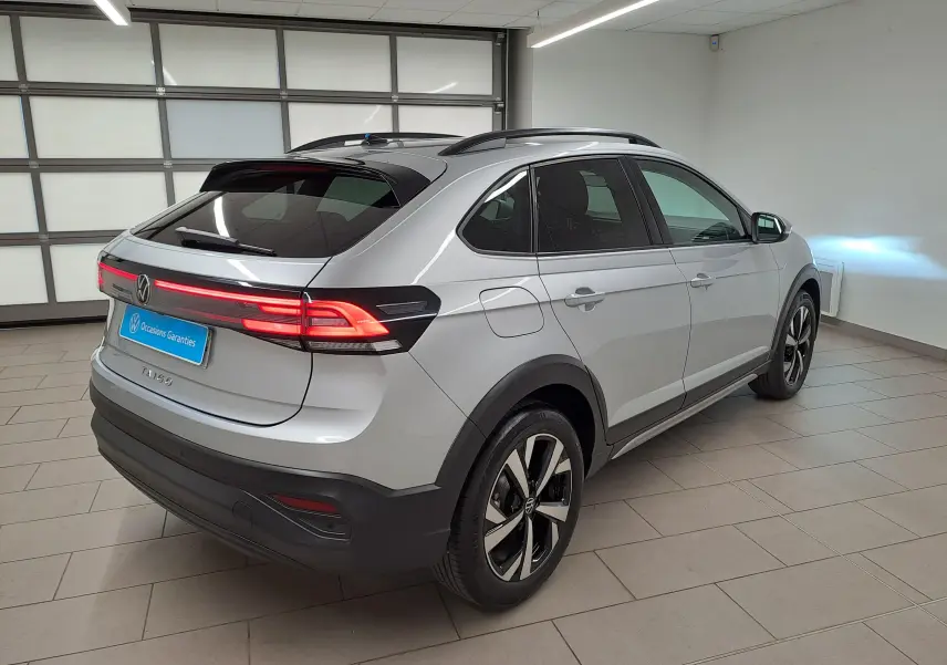 Vue 3/4 arrière droite du Volkswagen Taigo 2025 en peinture métallisée Reflet d'argent avec jantes alliage Aberdeen 17 pouces.
