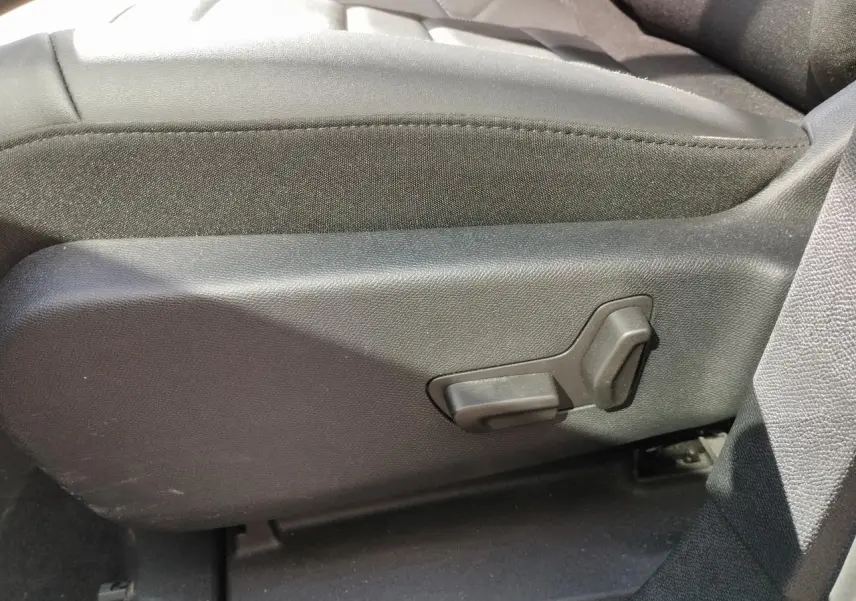 Détail côté gauche du siège avant en cuir noir du Citroën C5 Aircross 2022 avec commandes de réglage électrique.