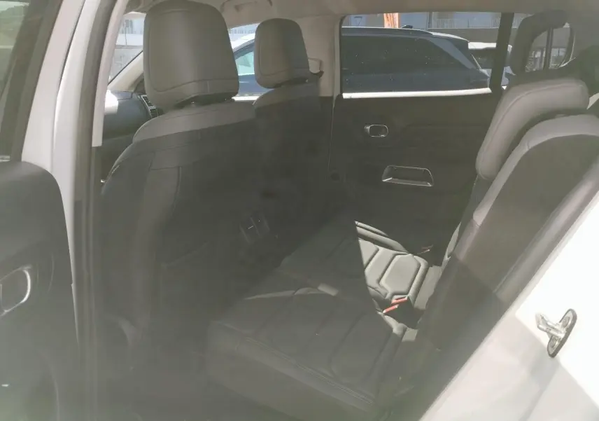 Vue intérieure côté droit des sièges arrière noirs en cuir du Citroën C5 Aircross blanc nacré avec toit noir.
