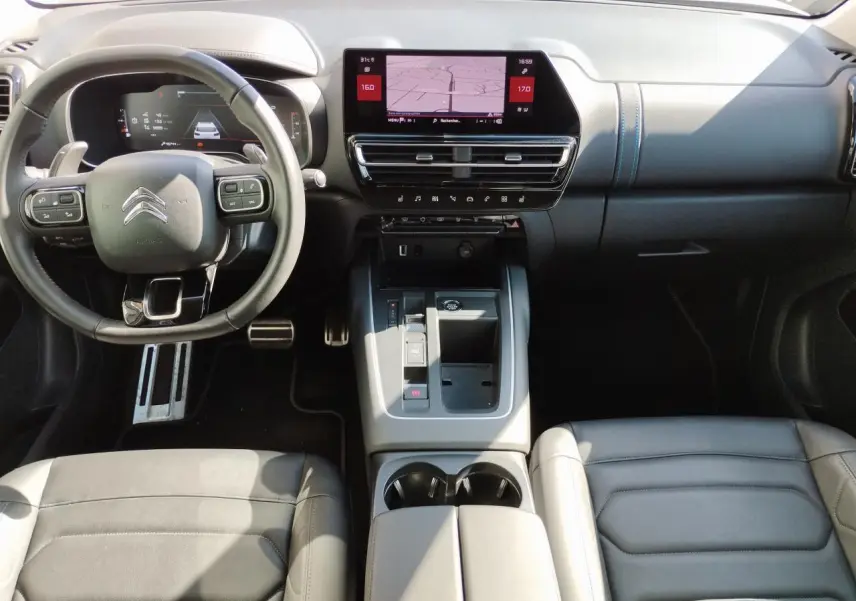 Vue intérieure avant du Citroën C5 Aircross 2022 avec tableau de bord numérique et écran tactile central.