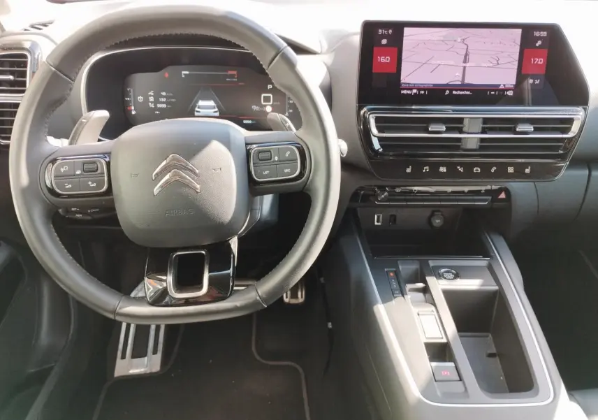 Vue intérieure centrée sur le volant cuir noir et l’écran tactile du tableau de bord du Citroën C5 Aircross 2022.