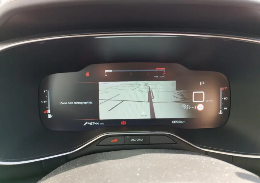 Tableau de bord numérique du Citroën C5 Aircross 2022 affichant une carte et les compteurs digitaux.