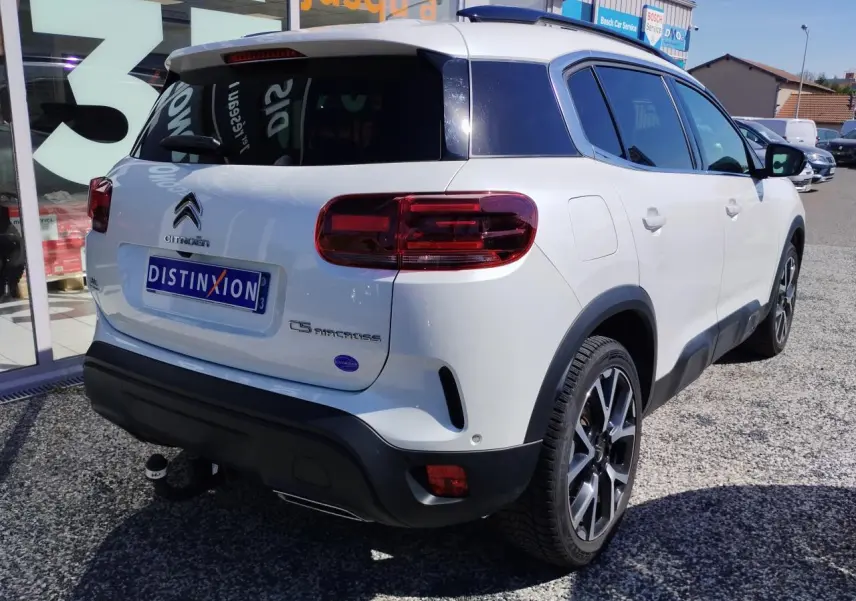 Vue 3/4 arrière droite du Citroën C5 Aircross blanc nacré avec toit noir et attelage col de cygne démontable.