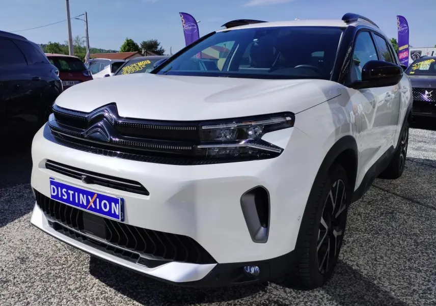 Citroën C5 Aircross blanc nacré avec toit noir, vue 3/4 avant droit, calandre et jantes distinctives.
