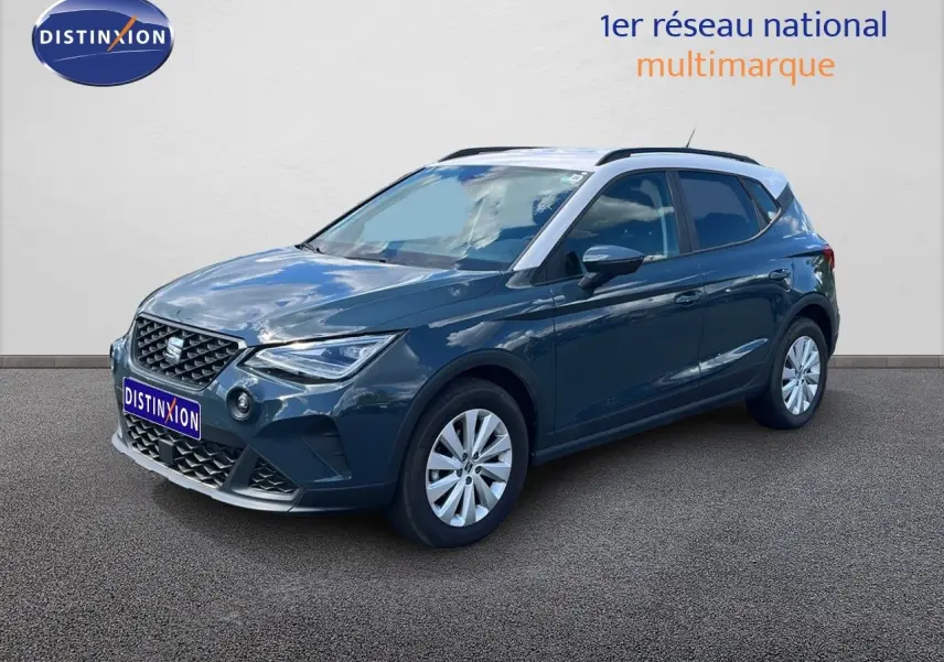 SEAT Arona 2025 bleu Fjord avec toit blanc, vue 3/4 avant droit sur fond neutre.