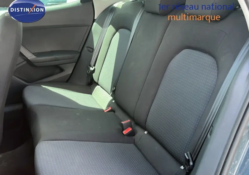 Vue intérieure de la banquette arrière d'une SEAT Arona 2025 avec sellerie tissu gris et noir, côté droit visible.