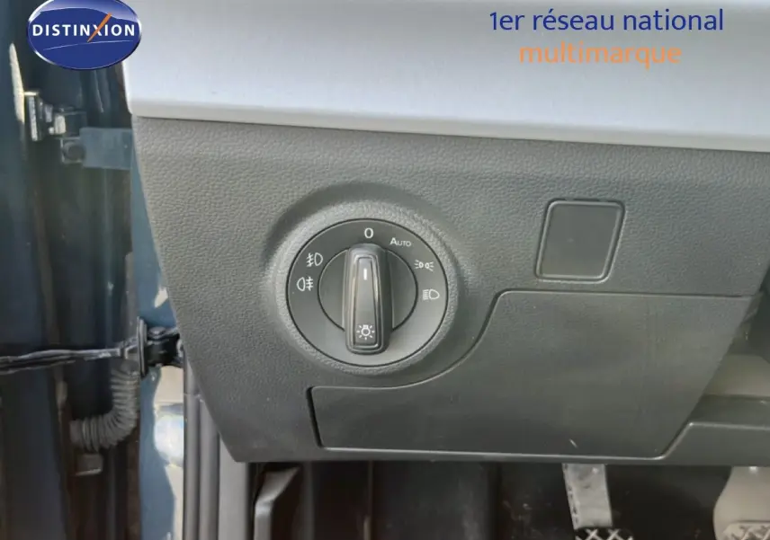 Détail du commodo d'éclairage côté gauche dans un SEAT Arona Bleu Fjord avec toit blanc, vue intérieure.