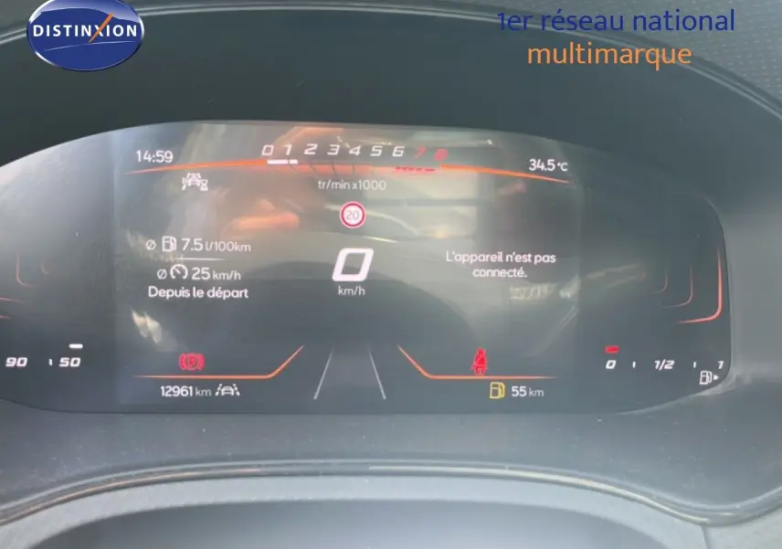 Tableau de bord numérique du SEAT Arona 2025 montrant la vitesse, régime moteur et autonomie, avec affichage clair et moderne.