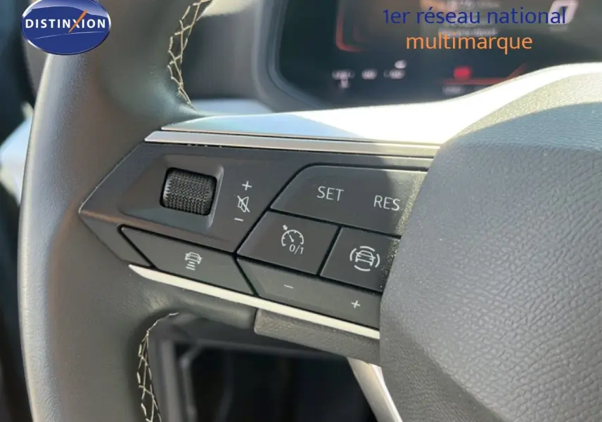 Gros plan sur les commandes de régulateur de vitesse au volant du SEAT Arona 2025, finition Style Special Edition.