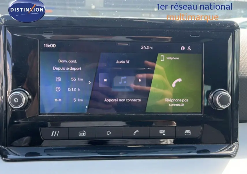 Écran tactile central du tableau de bord de la SEAT Arona 2025 affichant les données de conduite et la connexion Bluetooth.