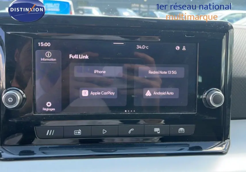 Écran tactile central de la SEAT Arona 2025 affichant les options Apple CarPlay et Android Auto, entouré de commandes noires.