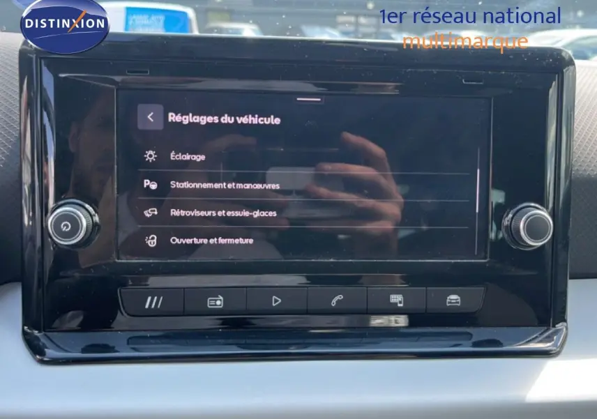 Écran tactile central du tableau de bord du SEAT Arona 2025 affichant les réglages du véhicule.