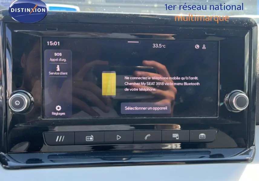 Écran tactile central du SEAT Arona bleu Fjord, affichant le menu Bluetooth avec commandes tactiles en bas.