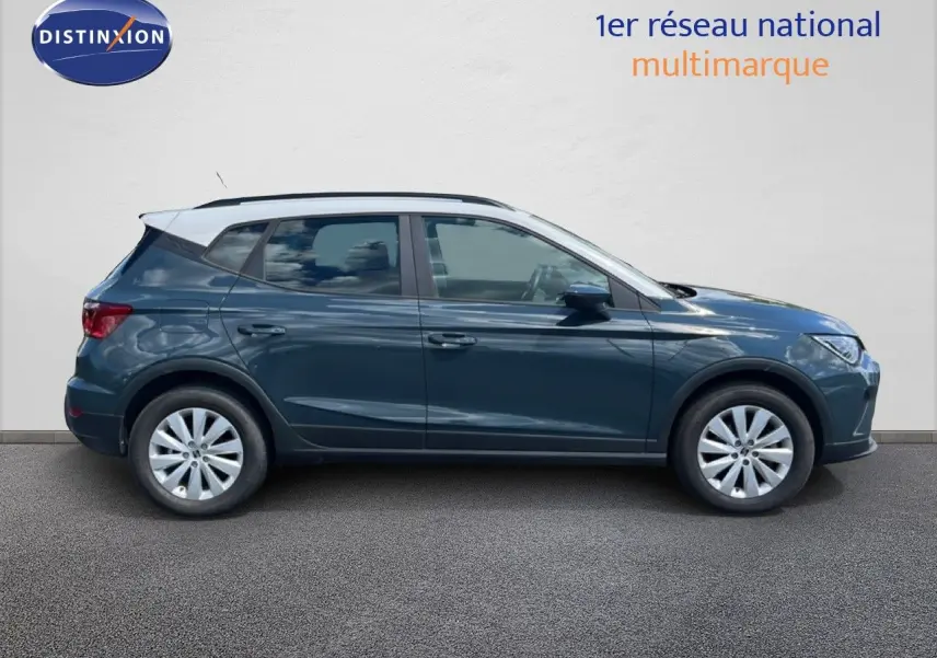 Vue latérale droite du SEAT Arona 2025 bleu Fjord avec toit blanc, roues alliage et lignes fluides du SUV compact.