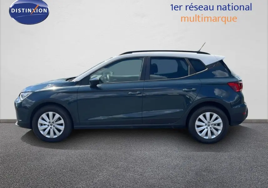 Profil côté gauche d'un SEAT Arona bleu Fjord avec toit blanc, roues alliage et lignes épurées, sur fond neutre.