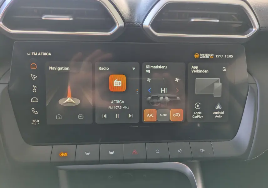 Vue plongeante sur la console centrale noire du MG ZS 1.5 L Hybrid+ avec levier de vitesses et bouton start/stop.
