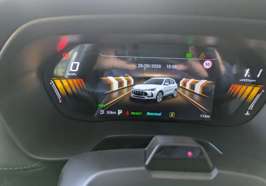 Écran tactile central du MG ZS 2026 affichant navigation, radio, climatisation et connectivité Apple CarPlay/Android Auto.