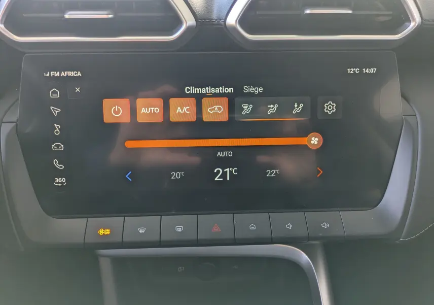 Écran tactile 12,3 pouces du MG ZS 1.5 L Hybrid+ Luxury 2026 affichant la navigation, entouré de la console noire.