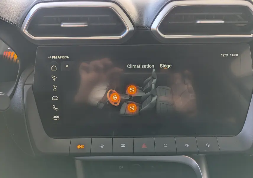 Écran tactile central du MG ZS 2026 affichant la climatisation à 21°C, avec commandes digitales et boutons sous l'écran.