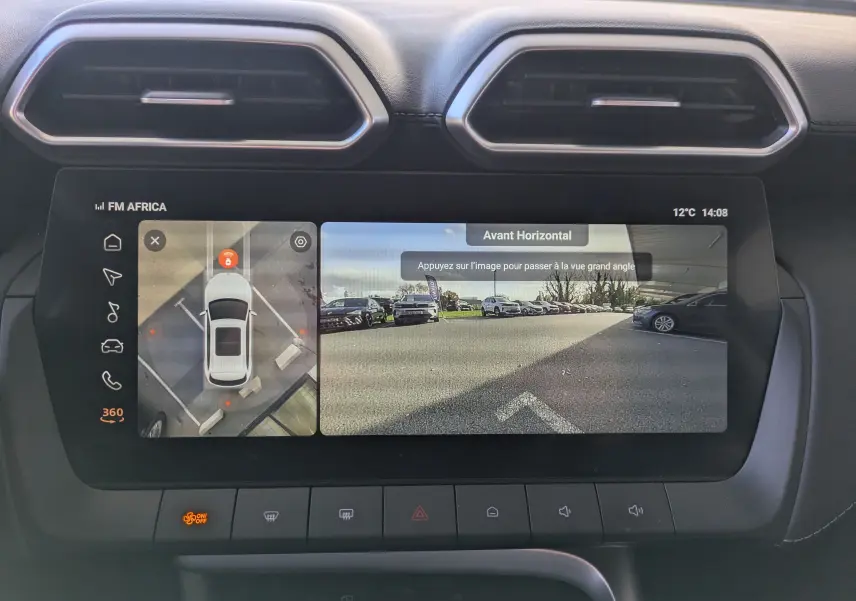 Écran tactile du MG ZS 1.5 L Hybrid+ Luxury 2026 montrant la caméra 360° et vue arrière en stationnement.