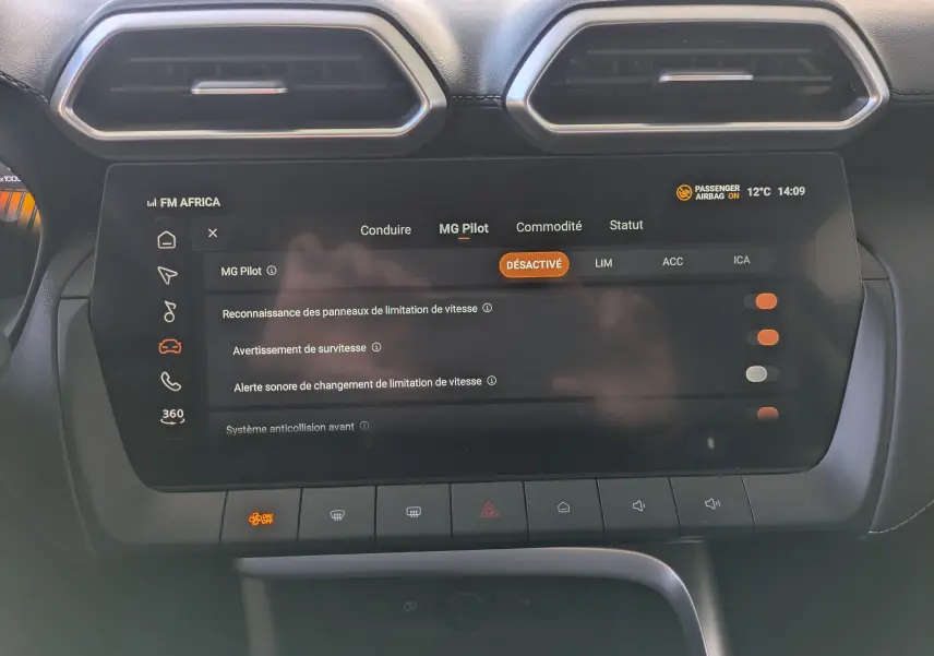 Écran tactile intérieur du MG ZS 2026 montrant la caméra à 360° avec vue avant horizontale du parking.