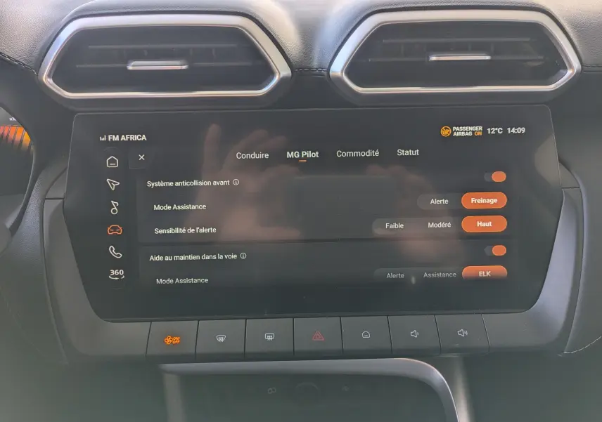 Vue rapprochée de l’écran tactile central du MG ZS 2026 en Candem Grey, affichant les réglages du système MG Pilot.