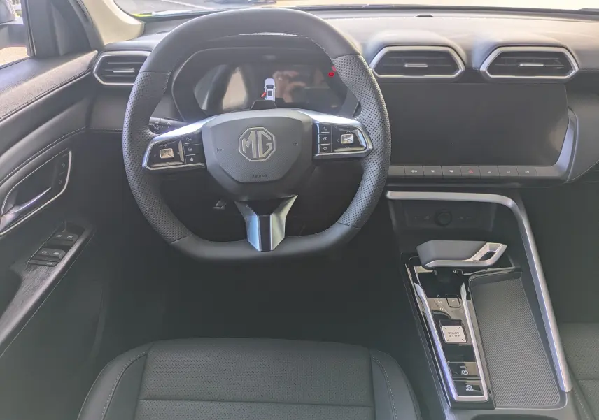 Poignée de porte intérieure côté gauche en similicuir noir avec commandes de verrouillage et vitres du MG ZS 2026 Candem Grey.