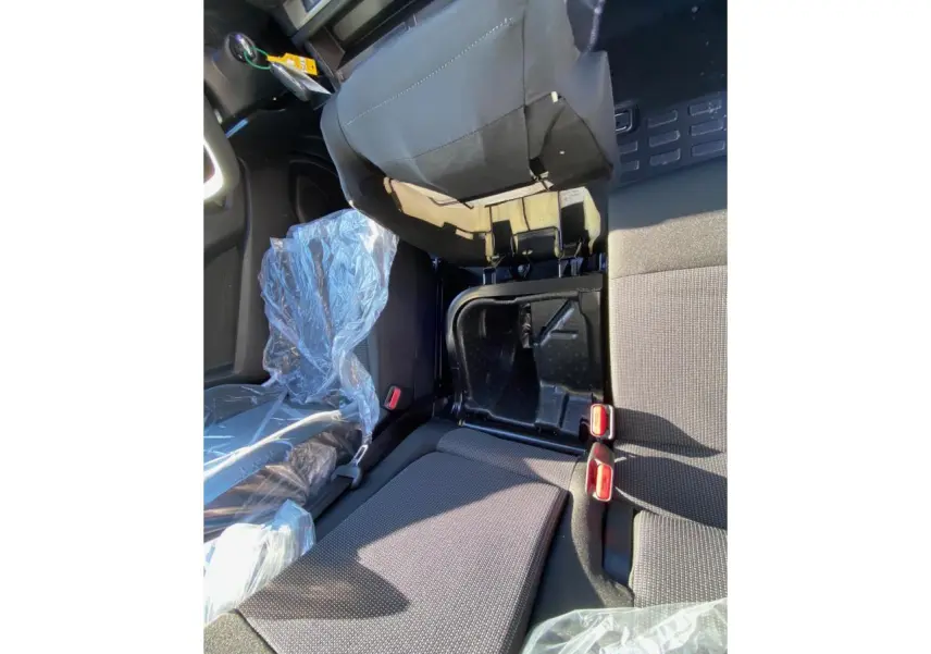 Vue intérieure rapprochée sur la banquette passager arrière et le siège avant du Peugeot Expert Fourgon gris titane.