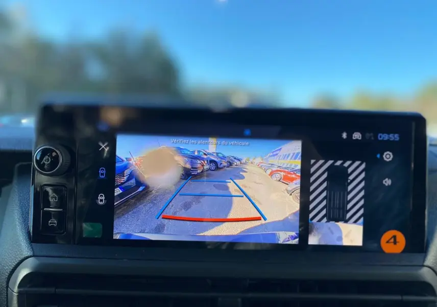 Écran tactile intérieur montrant la caméra de recul 180° du Peugeot Expert Fourgon gris titane, avec guidage de stationnement.