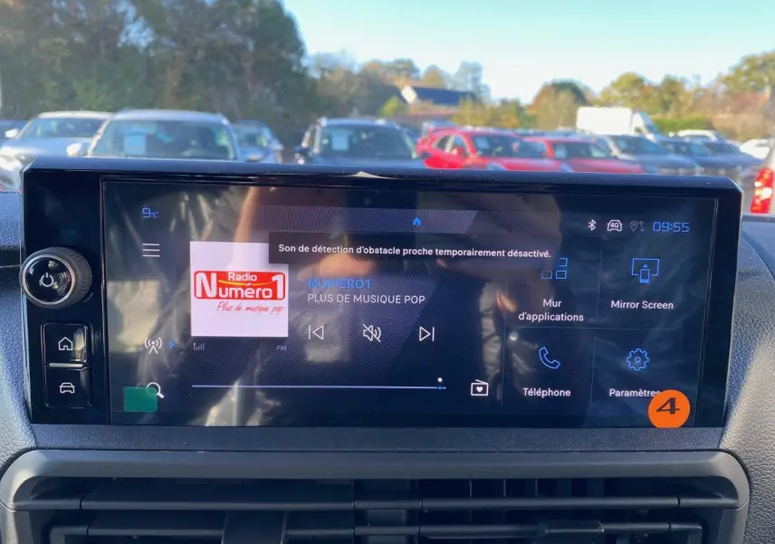 Écran tactile 10 pouces du Peugeot Expert Fourgon gris titane affichant radio et options connectées.
