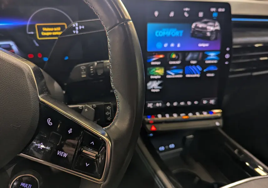 Vue rapprochée du volant et de l’écran tactile central du Renault Austral 2023, intérieur noir moderne et lumineux.