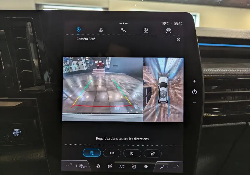 Écran central du Renault Austral E-Tech affichant la caméra 360° et vue arrière en intérieur, tableau de bord noir avec touches tactiles.