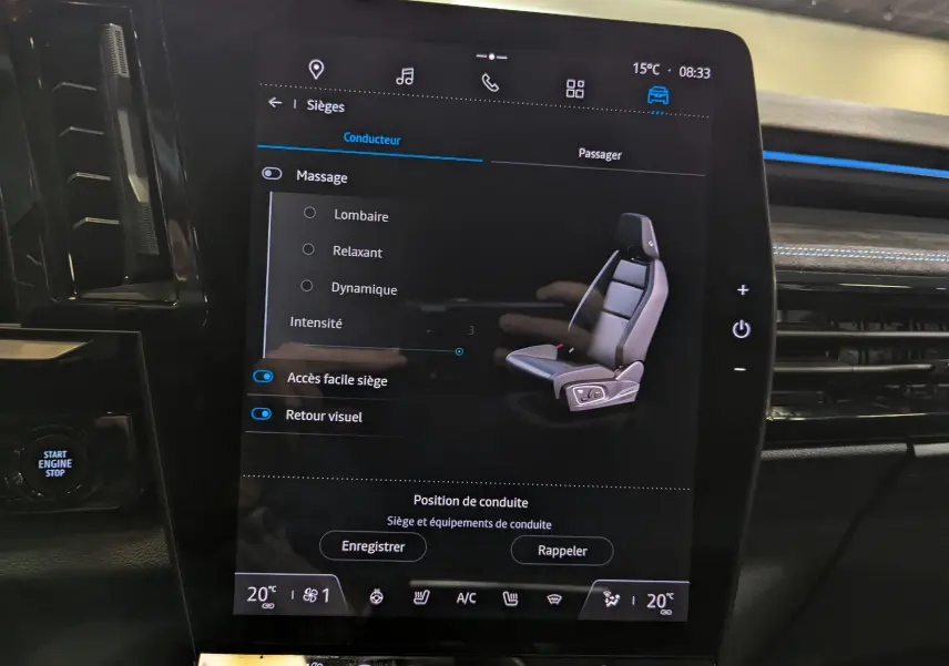 Écran tactile intérieur du Renault Austral 2023 affichant les réglages de massage du siège conducteur, ambiance moderne et épurée.