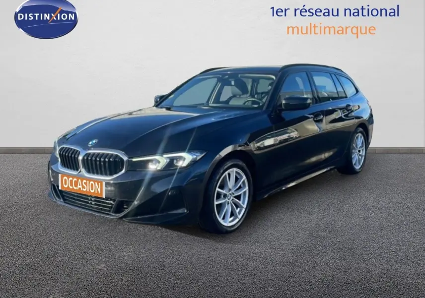 BMW Série 3 Touring F31 noir sapphire vue 3/4 avant droit avec jantes argent et calandre distinctive.