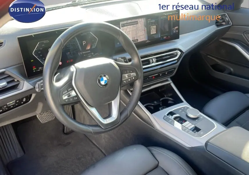Vue intérieure de la BMW Série 3 Touring F31 316d 2022, tableau de bord et volant cuir noir avec écran digital large.