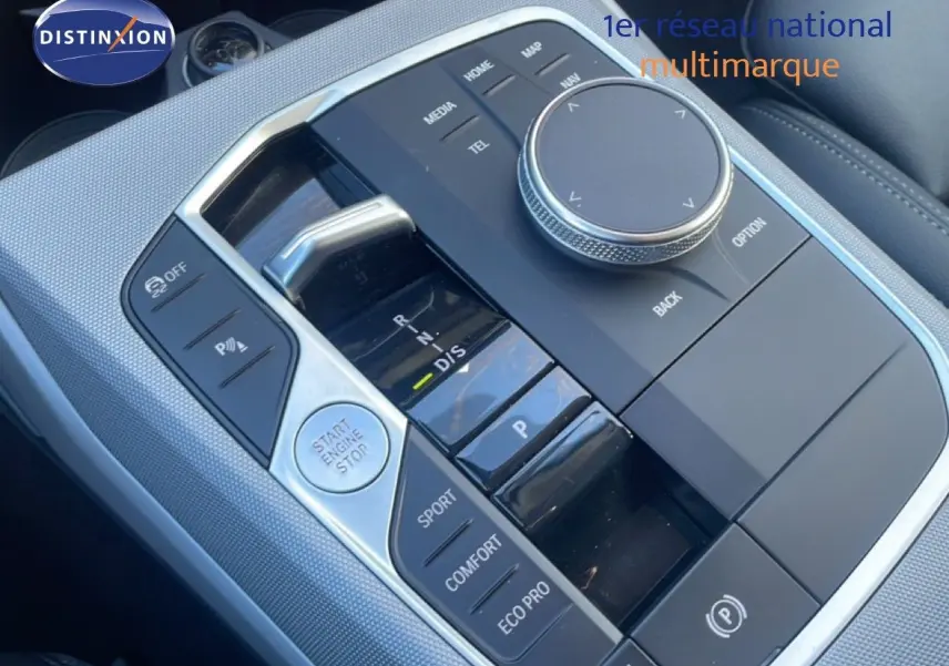 Gros plan sur la console centrale noire et argentée de la BMW Série 3 Touring F31 avec sélecteur de mode et bouton start/stop.