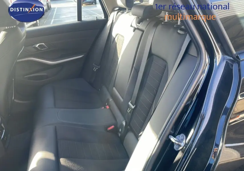 Vue intérieure côté gauche des sièges arrière en cuir noir d'une BMW Série 3 Touring F31 noir saphir.