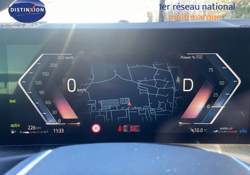 Affichage numérique du tableau de bord de la BMW Série 3 Touring F31, avec carte de navigation et indicateurs de vitesse et puissance.